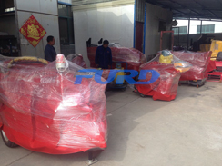 福瑞得機械座駕壓路機、大容量灌縫機，小型灌縫機包裝完畢準(zhǔn)備發(fā)貨