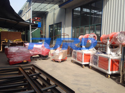 福瑞得機械壓路機、二次結構澆注機、霧炮準備發(fā)貨